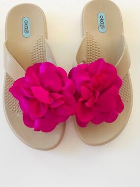 Oka-B Fleur Flip Flop Size Medium (7-8) NWOT
